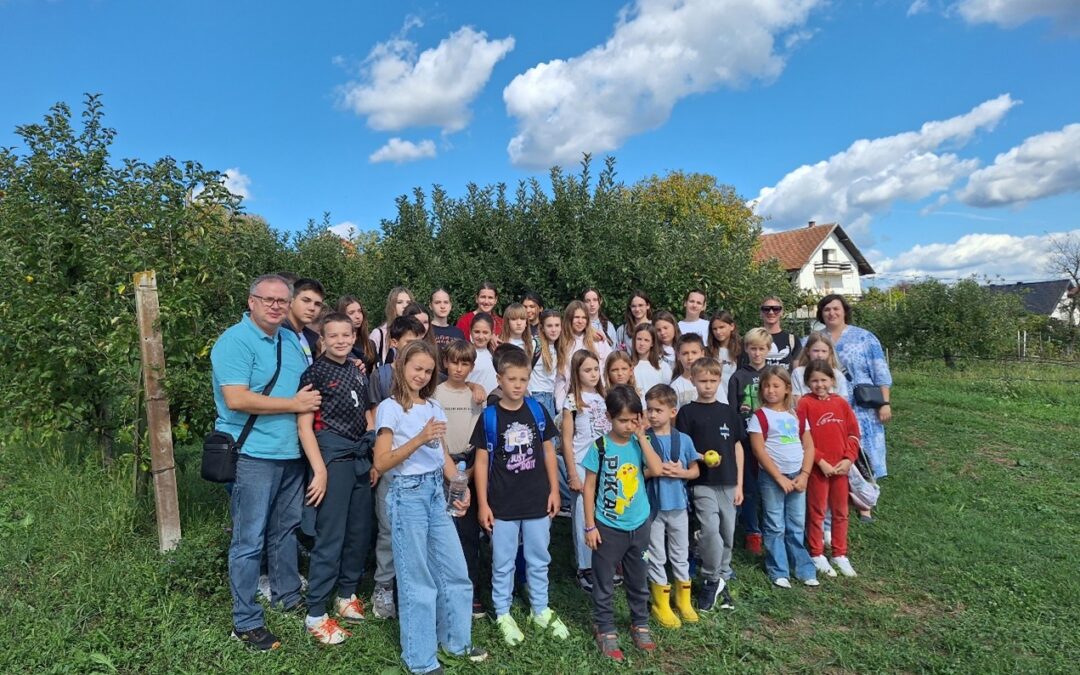 STRUČNA EKSKURZIJA UČENIČKOG EKO-ODBORA  U OŠ MILKE TRNINE KRIŽ-POSJET PLANTAŽI  JABUKA, BATATA I PUTER TIKVI