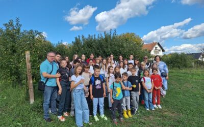 STRUČNA EKSKURZIJA UČENIČKOG EKO-ODBORA  U OŠ MILKE TRNINE KRIŽ-POSJET PLANTAŽI  JABUKA, BATATA I PUTER TIKVI